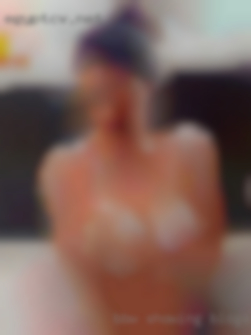 BBW showing blogs her mns pussy.